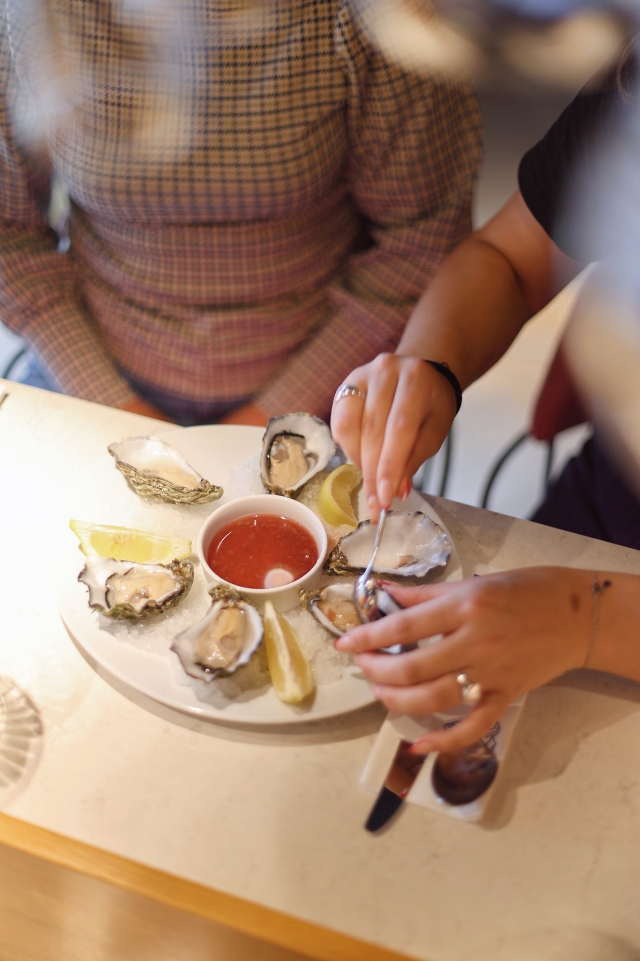 Half dozijn Zeeuwse creuses oesters op ijs met citroen en sjalottenazijn